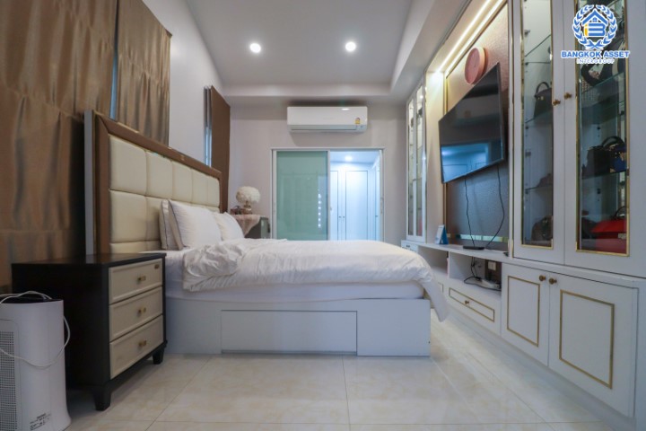 *****บ้านแฝดมือสอง ม.เพอร์เฟคพาร์ค แจ้งวัฒนะ-ปากเกร็ด เนื้อที่ 39 ตร.ว. ฟังก์ชัน 3 ห้องนอน 3 ห้องน้ำ จอดรถได้ 2 คัน รองรับทุกการอยู่อาศัย แถมฟรีทันที แอร์ 5 เครื่อง เครื่องทำน้ำอุ่น 1 เครื่อง และเครื่องดูดควัน 1 เครื่อง บนทำเลศักยภาพ ใกล้เซ็นทรัลแจ้งวัฒนะ รถไฟฟ้าสายสีชมพู "สถานีปากเกร็ด" และเชื่อมสู่แจ้งวัฒนะและทางด่วน เพียง 5 นาที